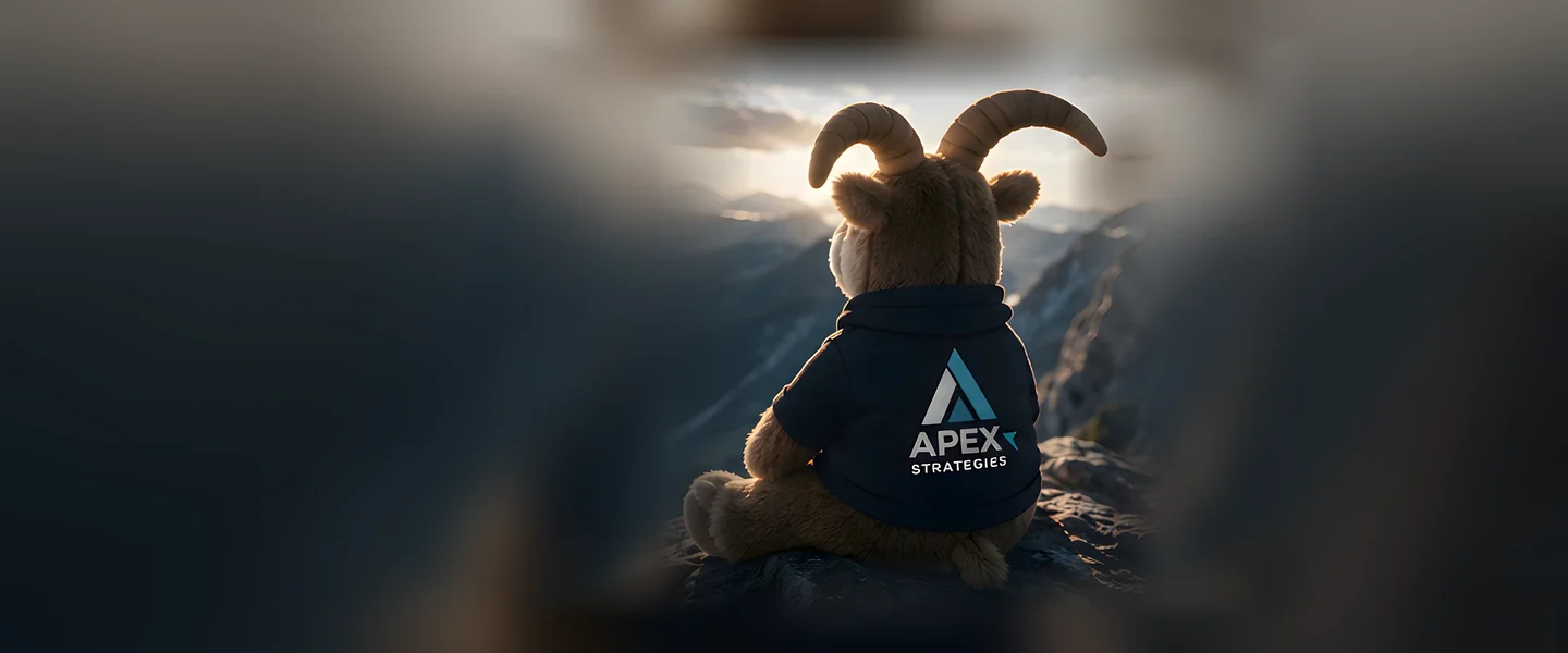 Pax, der Plüsch-Steinbock von APEX Strategies, im APEX-Trikot