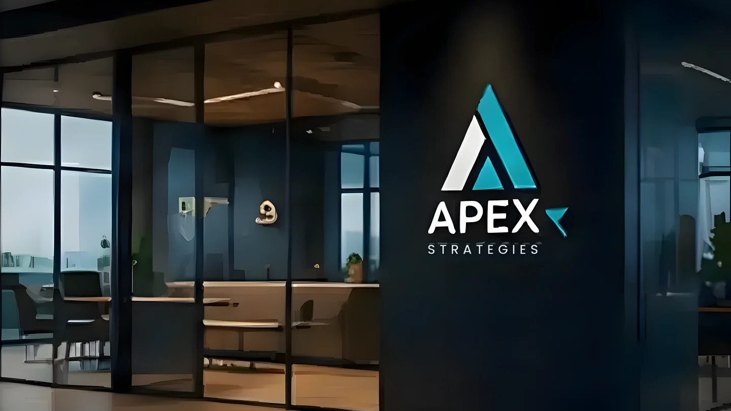 Empfangsbereich eines Büros mit dem Logo von APEX Strategies auf der Glaswand